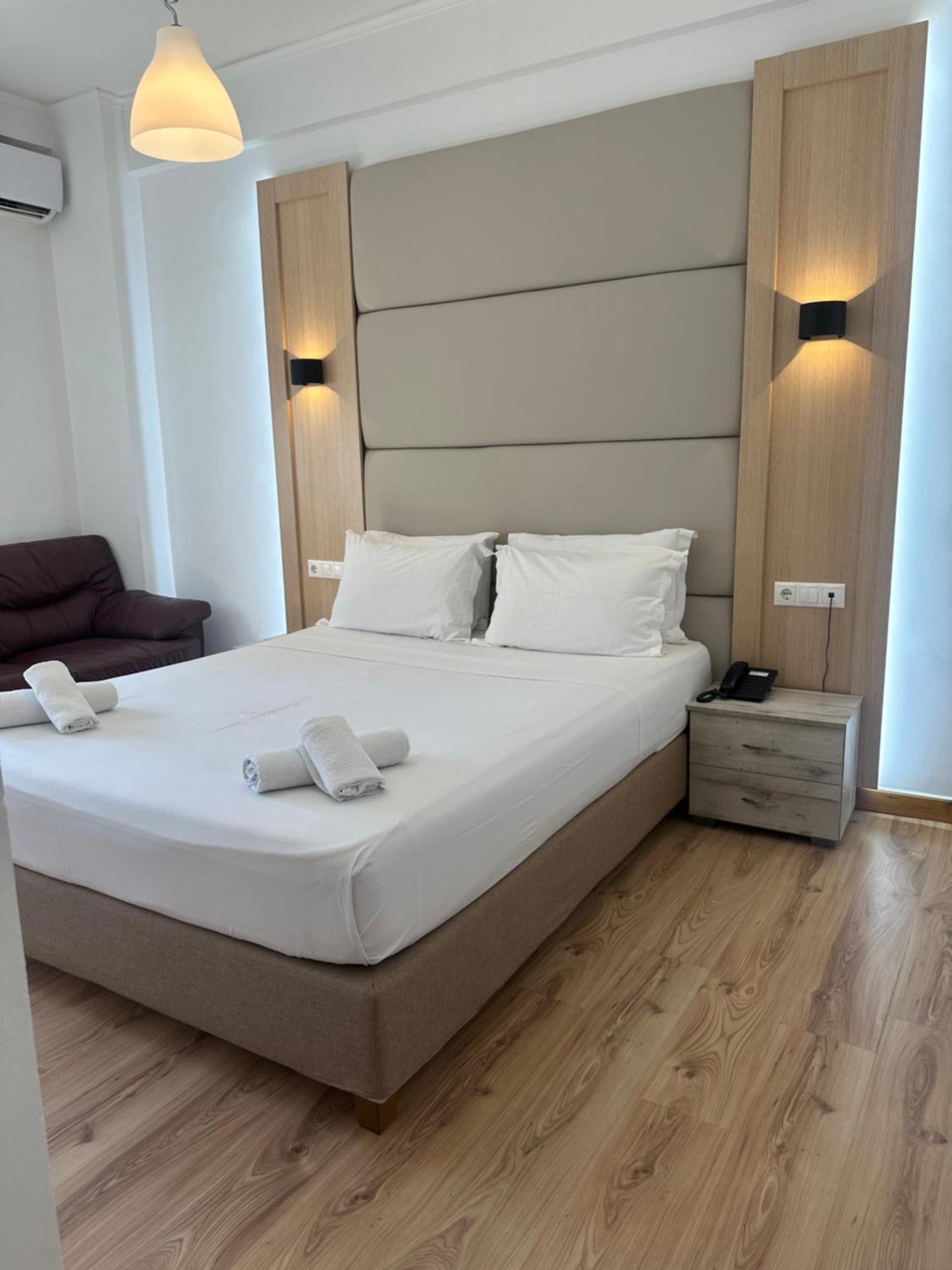 Hotel_Tier Атина Екстериор снимка